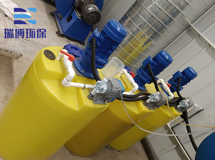 氣浮機(jī)全自動(dòng)加藥裝置｜三箱｜PAC混凝劑｜PAM聚丙烯酰胺｜酸堿PH｜工業(yè)污水｜緩釋阻垢劑｜酸堿PH｜廠家客戶現(xiàn)場(chǎng)圖