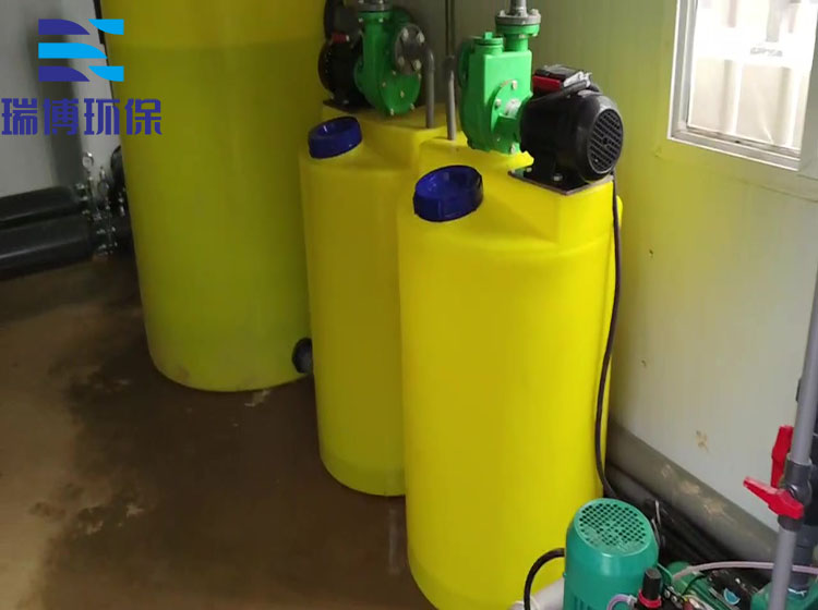 工業(yè)污水加藥裝置｜PAC混凝劑｜PAM聚丙烯酰胺｜酸堿PH｜緩釋阻垢劑｜酸堿PH｜水處理｜自動加藥裝置廠家客戶現(xiàn)場圖