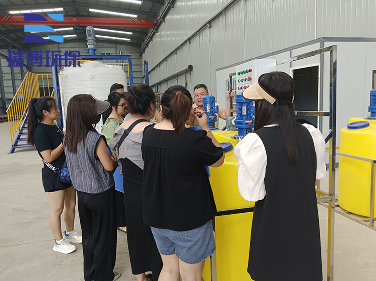 工業(yè)污水處理加藥裝置客戶現(xiàn)場｜反滲透｜自動加藥裝置｜工業(yè)污水｜循環(huán)水｜緩釋阻垢劑｜酸堿PH｜反滲透｜水處理加藥裝置廠家圖