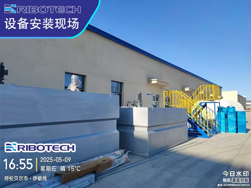 電廠水處理用三箱自動(dòng)加藥裝置|循環(huán)水｜污水｜水處理系統(tǒng)｜PAM|PAC|絮凝劑｜酸堿｜全自動(dòng)加藥設(shè)備｜廠家｜客戶(hù)卸貨現(xiàn)場(chǎng)圖