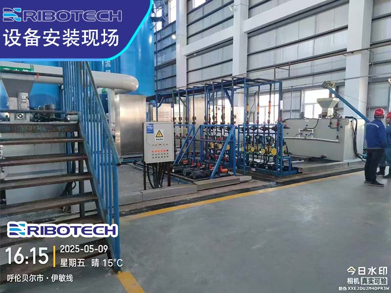 電廠水處理用三箱自動(dòng)加藥裝置|循環(huán)水｜污水｜水處理系統(tǒng)｜PAM|PAC|絮凝劑｜酸堿｜全自動(dòng)加藥設(shè)備｜廠家｜客戶(hù)安裝現(xiàn)場(chǎng)圖